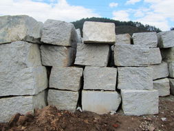 在建之中的资源大理石加工厂 构筑资源板路与建筑用石加工新格局